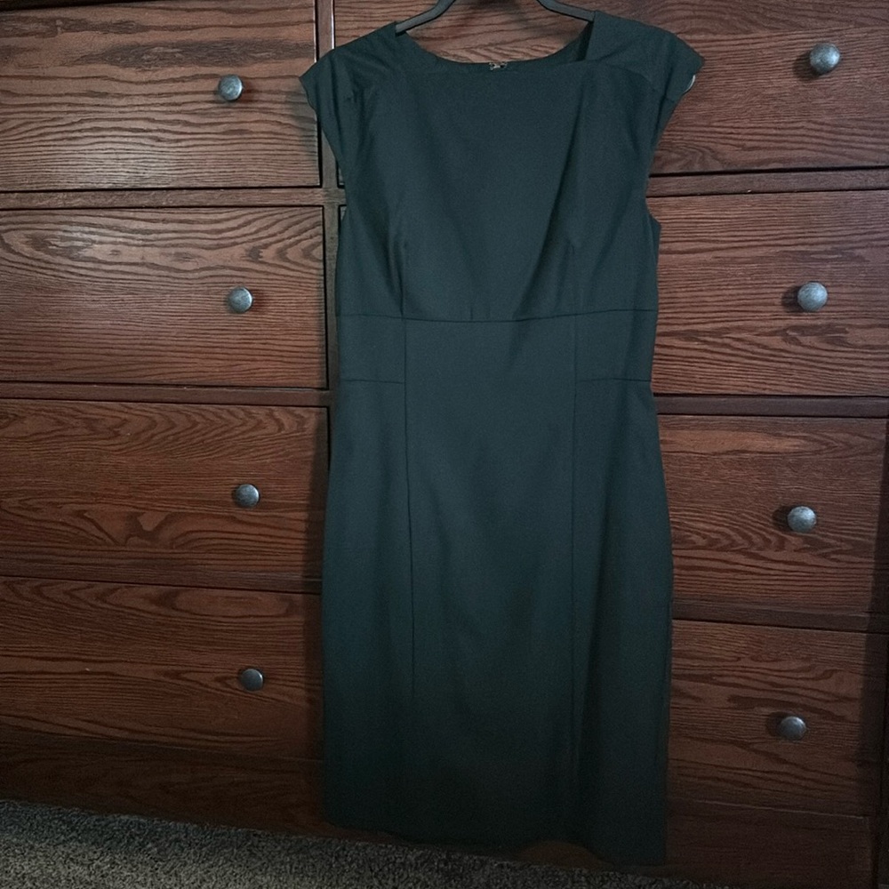 Ann Taylor lined professional wear dress. Size 2. Hunter green.
